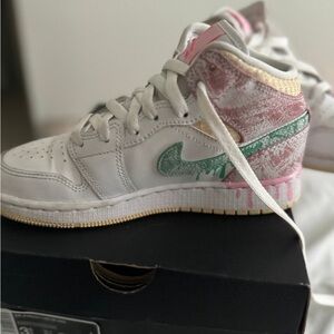 Air Jordan 1 Mid SE GS 3.5Y White Green Glow Arctic Punch